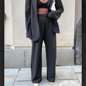 DJERF AVENUE favorite pants in black. Size XS.